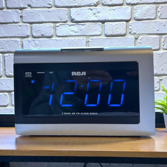 RCA Digital 2 Band AM/FM Alarm Clock/Radio/AUX Model # RP5435C BLUE LED Tested - Picture 1 of 3